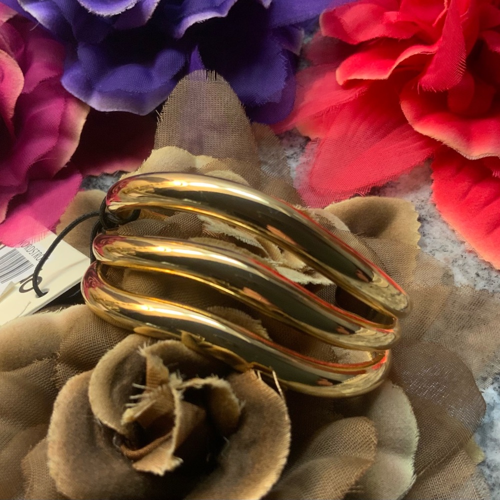 BRAND NEW Nordstrom 14k gold gold plated 3 bangle
Bracelet in one piece.